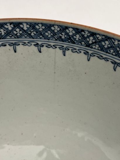 Coupe sur talon en porcelaine polychrome...