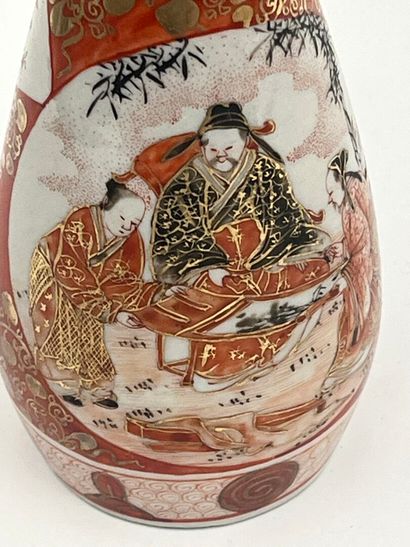 Vase en porcelaine à décor de personnages...