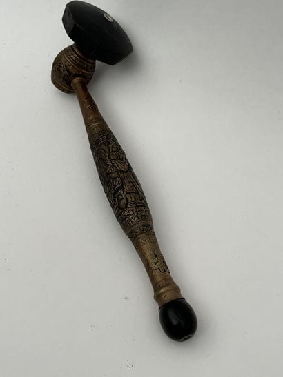Pipe à opium en bronze à décor de dignitaires...