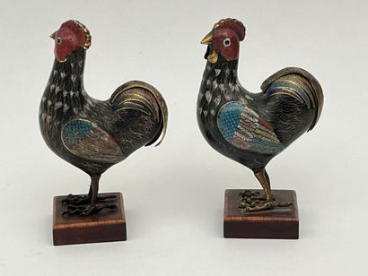 Paire de coqs en bronze et émaux cloisonnés...