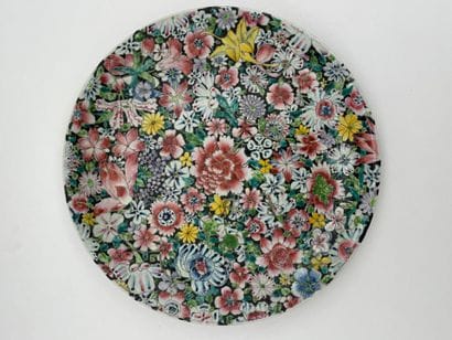 Plat rond en porcelaine polychrome à décor...