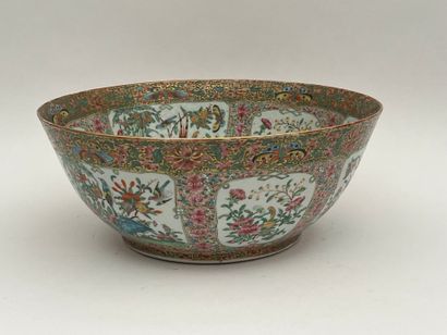 Grande coupe en porcelaine et émaux polychrome...