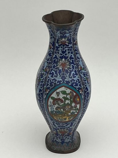 Vase polylobé en métal cloisonné, décor stylisé...