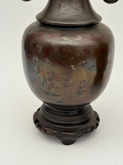 Paire de vases balustres en bronze à décor...