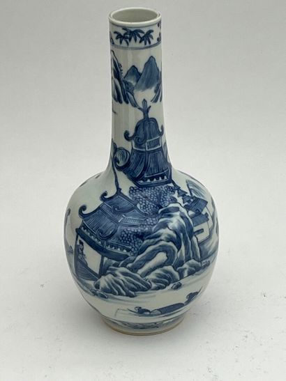 Vase bouteille en porcelaine bleu blanc à...