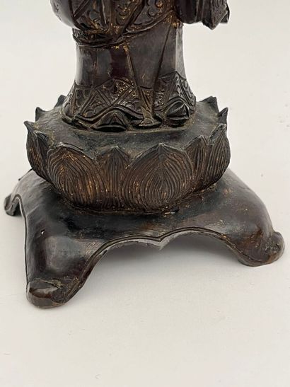 Sujet en bronze représentant Bouddha en prière...