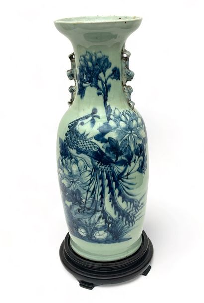 Important vase en porcelaine de forme balustre,...