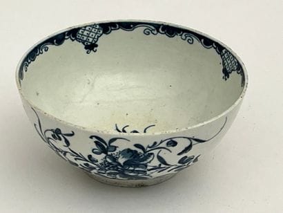 Coupe sur talon en porcelaine à décor de...