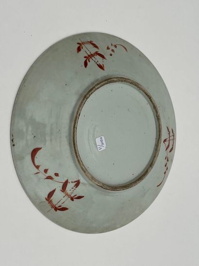 Plat en porcelaine et émaux polychromes à...