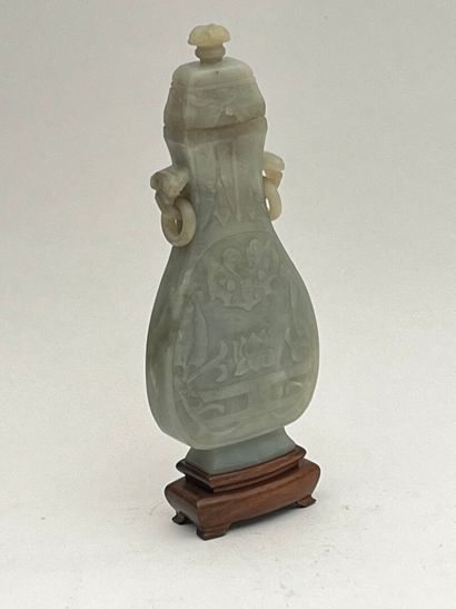 Vase hu couvert en jade céladon sculpté de...