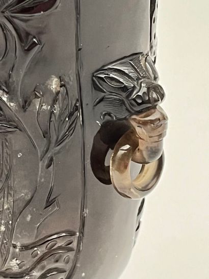 Vase en quartz fumé finement décoré en relief...