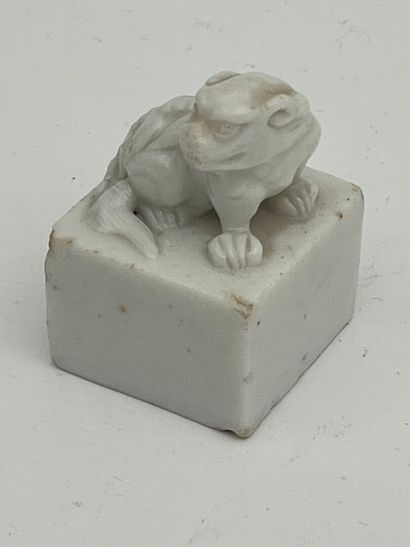 Sceau formant cachet en porcelaine blanche...