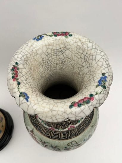 Paire de vases de forme balustre de porcelaine...