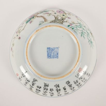 Paire de coupes en porcelaine polychrome...