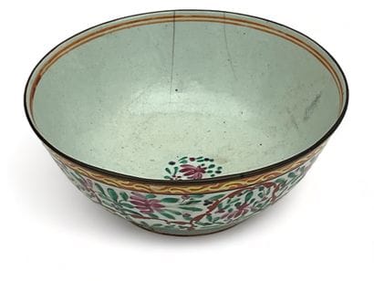 Coupe sur talon en porcelaine polychrome...