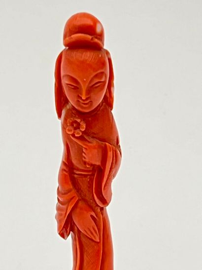 Statuette en corail rouge-orangé représentant...