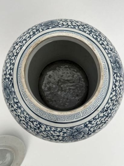 Potiche couverte en porcelaine blanc- bleu
Chine,...