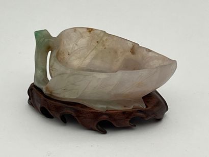 Godet de peintre en jadéite à décor de feuille.
Chine,...