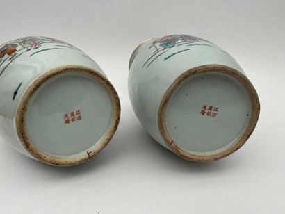 Paire de vases en porcelaine polychrome à...