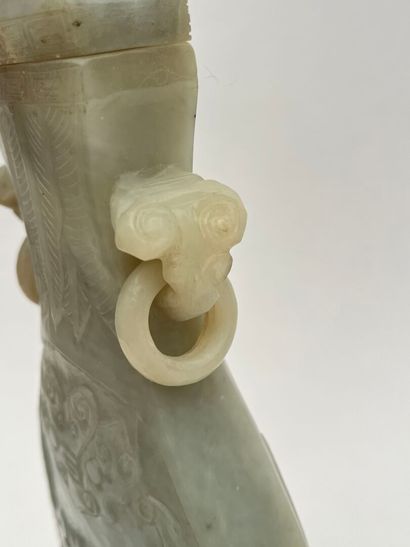 Vase hu couvert en jade céladon sculpté de...