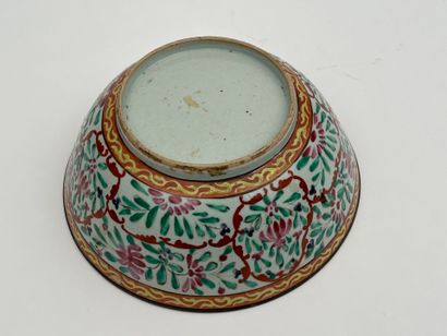 Coupe sur talon en porcelaine polychrome...