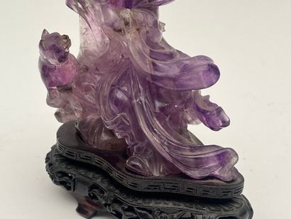 Statuette en améthyste représentant une jeune...