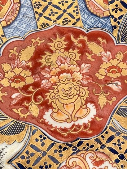 Important plat en porcelaine polychrome Imari,...