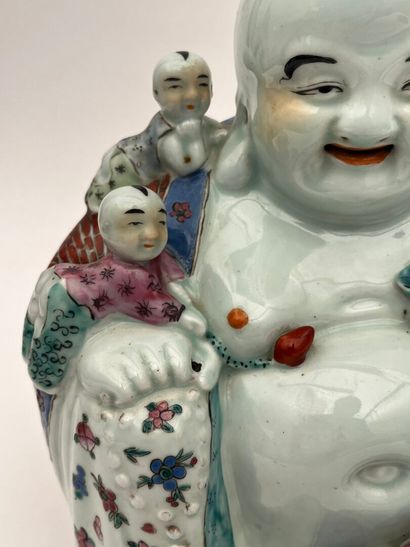 Groupe en porcelaine et émaux de la famille...