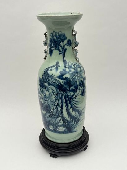 Important vase en porcelaine de forme balustre,...