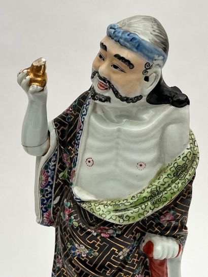 Trois sujets en porcelaine et émaux polychromes...