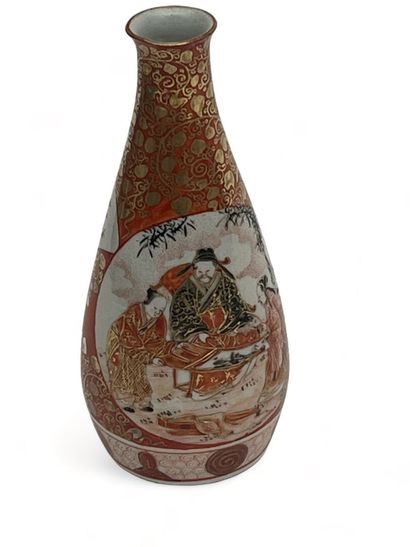 Vase en porcelaine à décor de personnages...