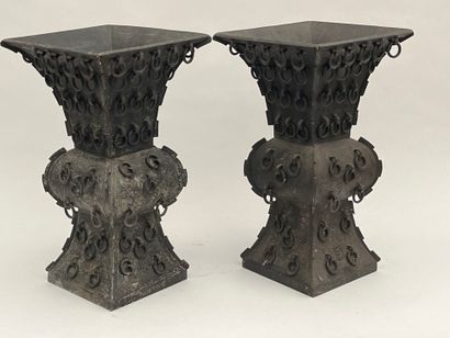 Paire de grands vases de forme 
