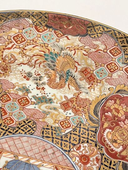 Important plat en porcelaine polychrome Imari,...