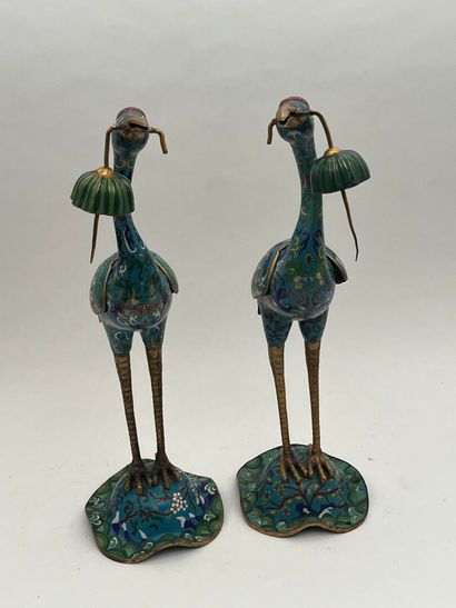Paire d'échassiers en émaux cloisonnés sur...