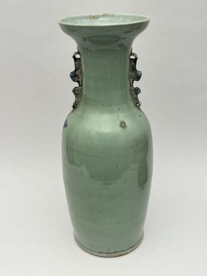 Important vase en porcelaine de forme balustre,...