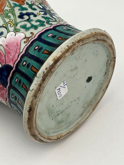 Vase en porcelaine et émaux à décor de motifs...