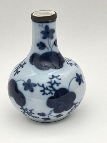 Vase en porcelaine blanc-bleu.
Dans le gout...
