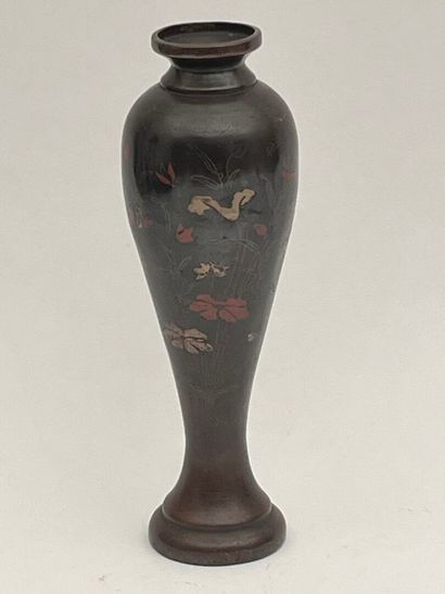 Vase balustre en bronze niellé à décor de...