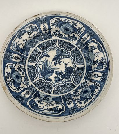 Plat creux en porcelaine blanc bleu àb décor...