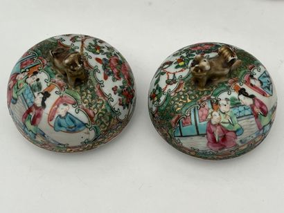 Paire de vases couverts en porcelaine polychrome...