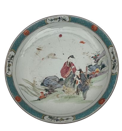 Plat rond en porcelaine polychrome à décor...