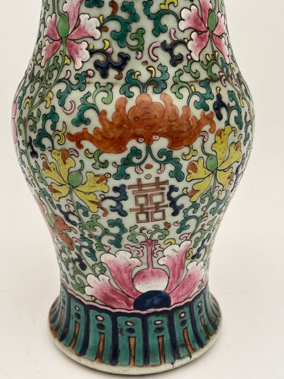 Vase en porcelaine et émaux à décor de motifs...