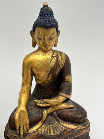 Deux bouddhas en bronze dorés, l'un faisant...