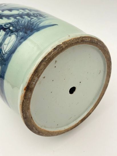 Important vase en porcelaine de forme balustre,...