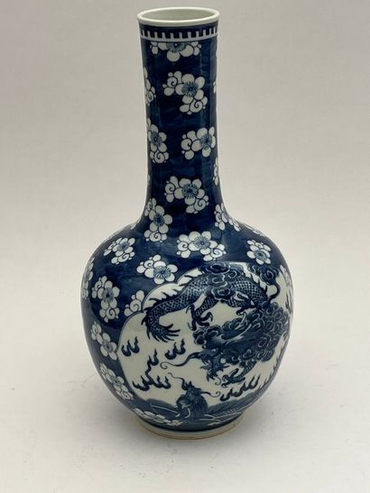 Vase bouteille en porcelaine bleu blanc,...