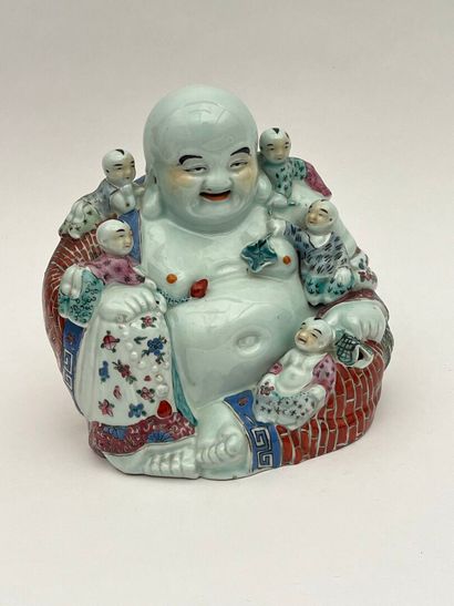 Groupe en porcelaine et émaux de la famille...