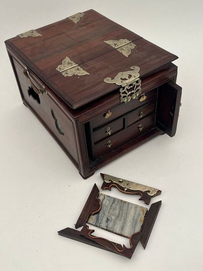 Coffret de voyage à bijoux en bois exotique.
couvercle...