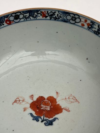 Coupe sur talon en porcelaine Imari polychrome...