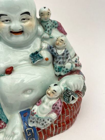 Groupe en porcelaine et émaux de la famille...