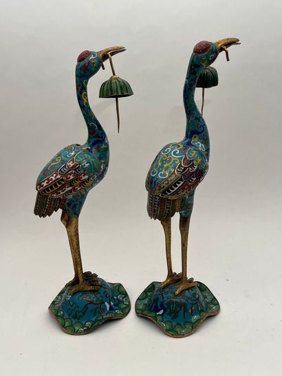 Paire d'échassiers en émaux cloisonnés sur...